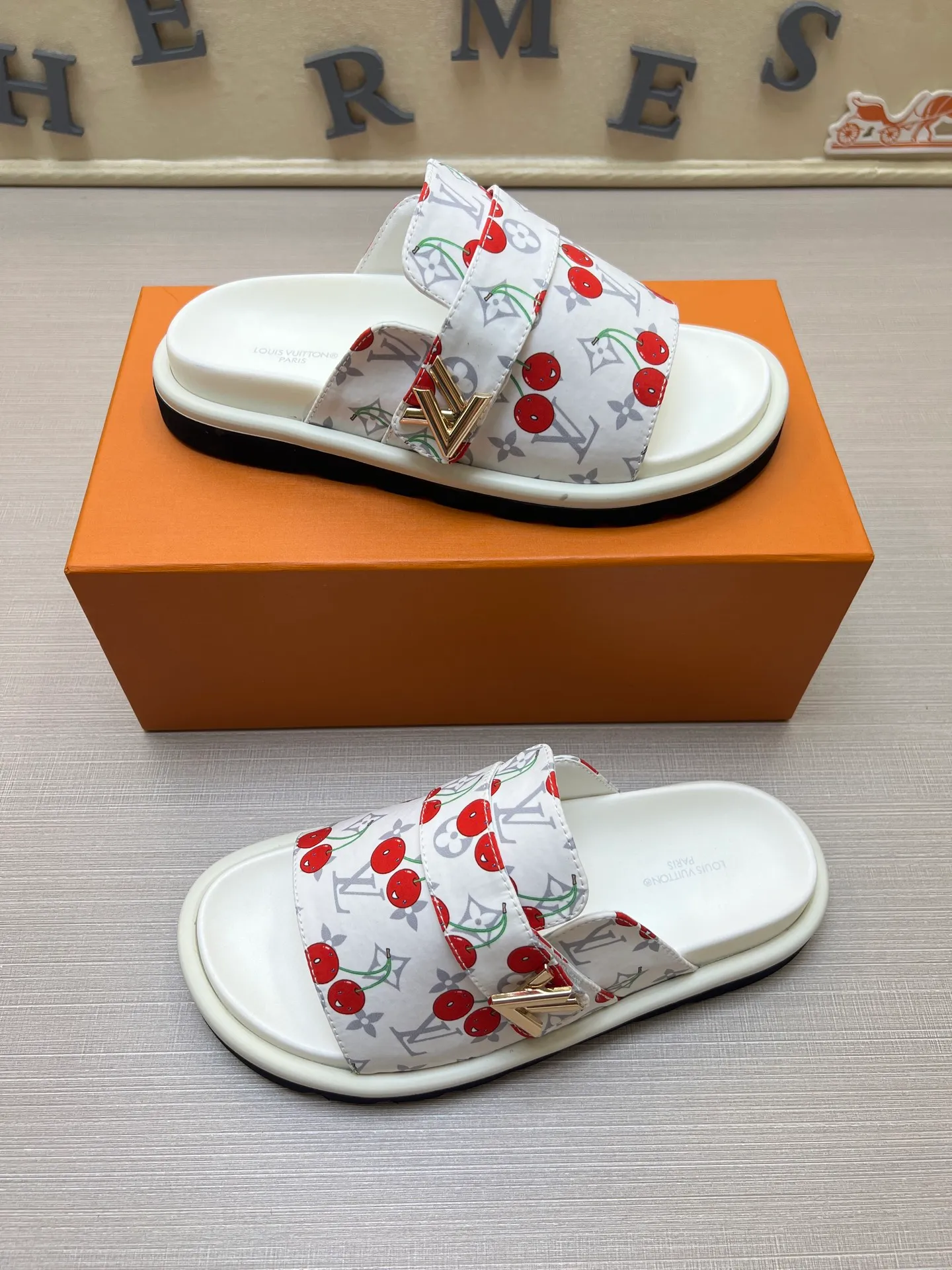 Factory price: 360💰【LOUIS VUITTON】Louis Vuitton, LV printing, men's and women's slippers are on the market, drawer box packaging with cloth bag, card, the upper pattern looks very soft and waxy, super versatile leg slimming artifact. Fabric: imported denim/canvas/old fabric, LV hardware LOGO, official website pattern printing, comfortable to wear, foot pads: high elastic men's shoes💰U water table. Sole: foam sole, heel height: about 5cm. Code number: 35-46, 35, 45, 46 are custom-made and non-returnable. Color: multiple colors and styles available.